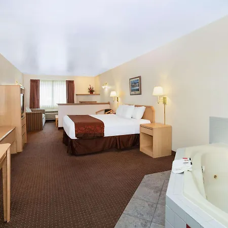 Inn At Lander, Travelodge By Wyndham Exterior photo