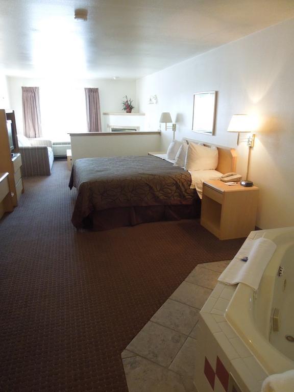 At Lander, Travelodge By Wyndham Hotel